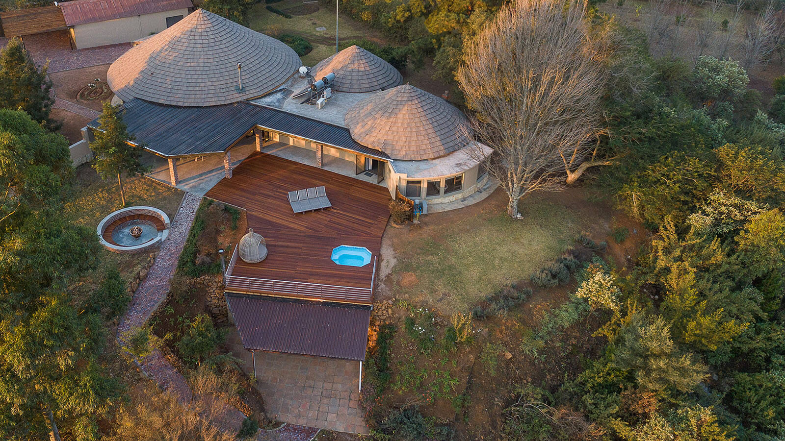 Five Bedroom Manor with Splash Pool