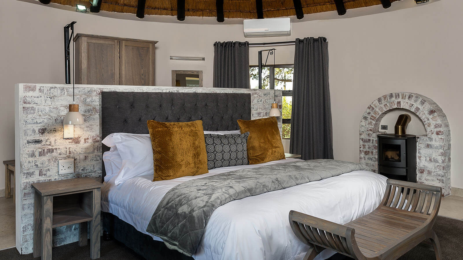 Five Bedroom Manor with Splash Pool