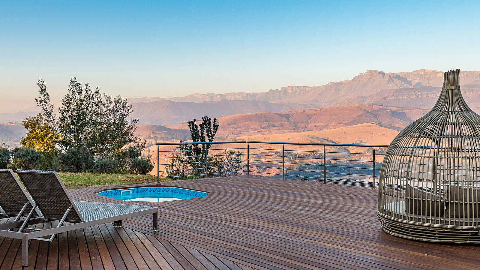 Five Bedroom Manor with Splash Pool