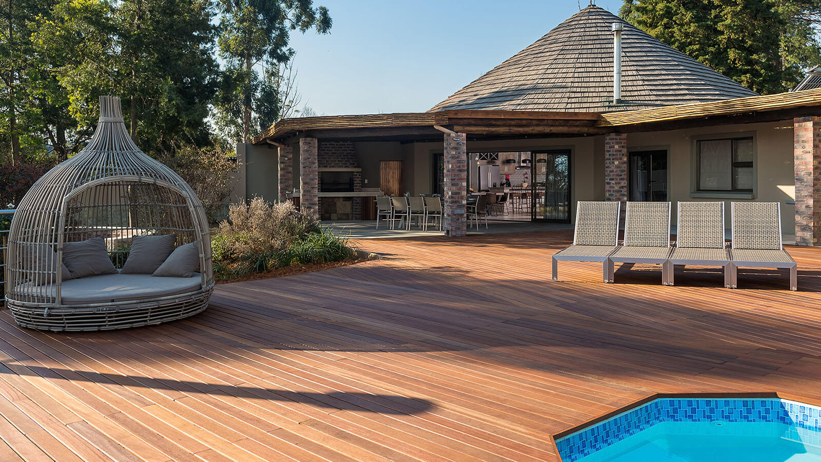 Five Bedroom Manor with Splash Pool