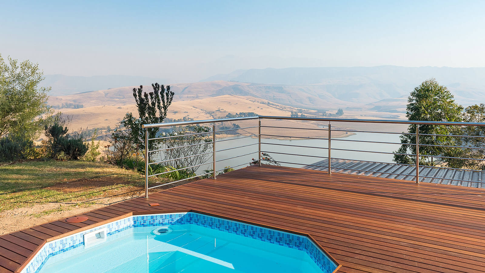 Five Bedroom Manor with Splash Pool